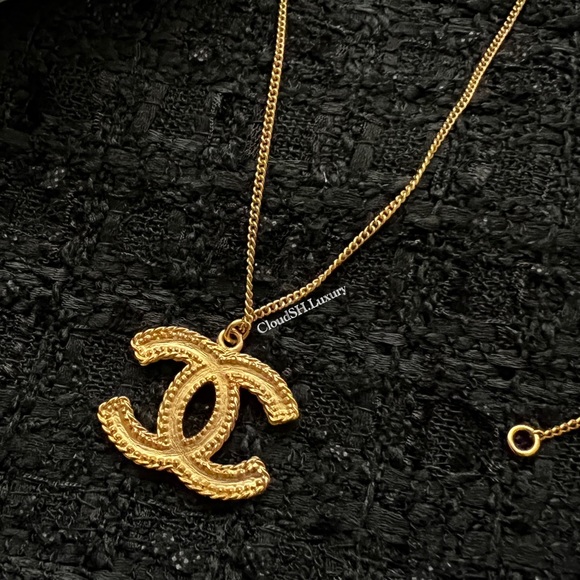 Auth Chanel Matte Gold CC Logo Necklace- Excellent - Picture 3 of 6